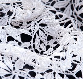 Efektní hrubší krajka ve smetanové barvě