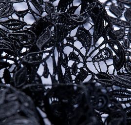 Efektní hrubá krajka květinový vzor v černé barvě