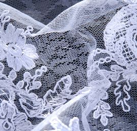 Krajka romantická výšivka na tylu bílá