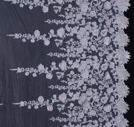 Efektní bordurová krajka výšivka na tylu stříbrná