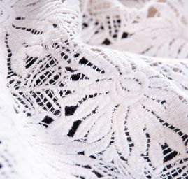 Efektní hrubá bavlněná krajka smetanová