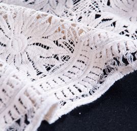Efektní hrubá bavlněná krajka smetanová