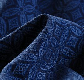 Žakárová látka geometrický motiv modrá