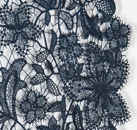 Efektní hrubá krajka květinový motiv tmavě modrá