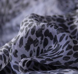 Šifon plisé zvířecí motiv černošedý