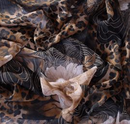 Šifon plisé zvířecí motiv doplněn květy 