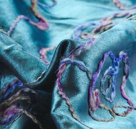 Lamé  šatovka s plastickou výšivkou květů