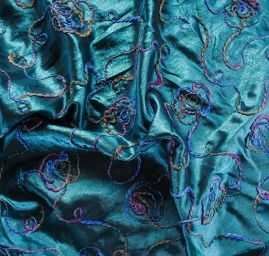 Lamé šatovka s plastickou výšivkou květů