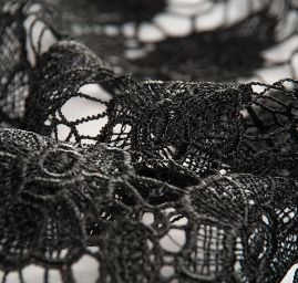 Efektní hrubá krajka květy černá