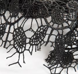 Efektní hrubá krajka květy černá