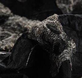 Krešovaný taft žakárový výšivka květů černý