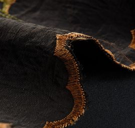 Vyšívaný taft hnědý vlčí  máky