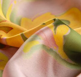 Satén nepružný tisk malované květy červené