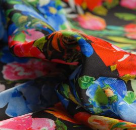 Satén nepružný tisk rozkvetlá louka černý