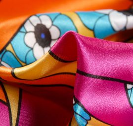 Jemný satén lesklý květy geometrické vzory