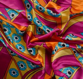 Jemný satén lesklý květy geometrické vzory