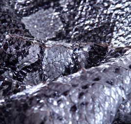 Efektní tkanina imitace hadí kůže černošedá