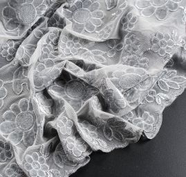 Pružná krajka sametová výšivka na tylu květy světle šedá