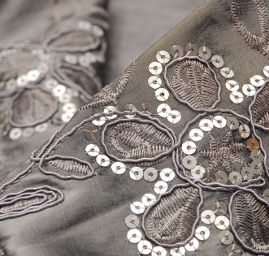 Taft s aplikacemi a výšivkou stříbrná