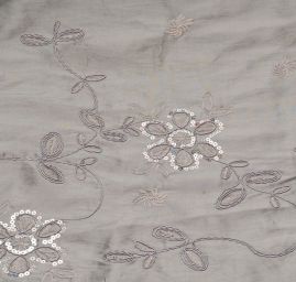 Taft s aplikacemi a výšivkou stříbrná