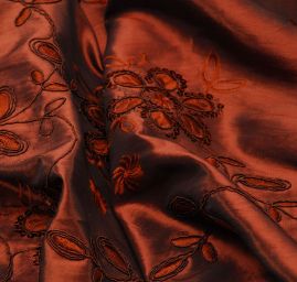 Taft s aplikacemi a výšivkou hnědá