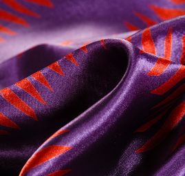 Satén nepružný geometrický motiv fialový/oranžový
