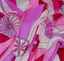 Šifon vzor květů a ornamentů v růžovofialovém 