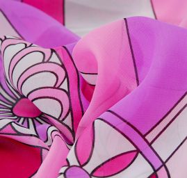 Šifon vzor květů a ornamentů v růžovofialovém 