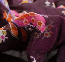 Šifon viskozový květinový vzor tm.fialový