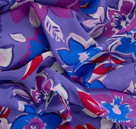Šifon viskozový vzor velkých květů fialový kupón 3 m za cenu 2 m
