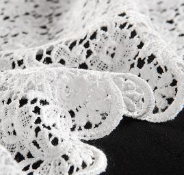 Hrubá krajka drobný květinový vzor lomená bílá