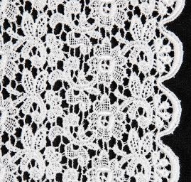 Hrubá krajka drobný květinový vzor lomená bílá