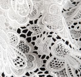 Hrubá krajka vzor velké růže bílá