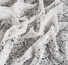 Hrubá krajka vzor velké růže bílá