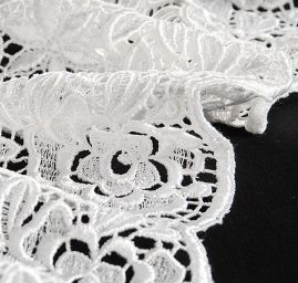 Hrubá krajka velké květy bílá