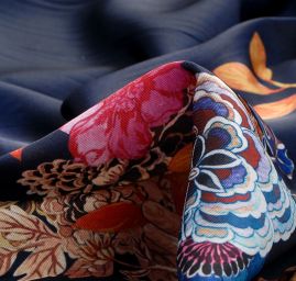 Mikado tkanina tisk květy/labutě na modrém