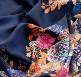 Mikado tkanina tisk květy/labutě na modrém