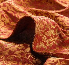 Brokát vínovozlatý romantický vzor II.jakost