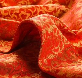 Brokát červenozlatý vzor květinový ornament