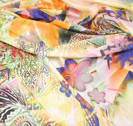 Satén vzor zlaté lilie a květy fantazie barev 