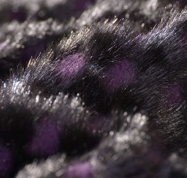 Pletenina s imitací kožešiny vzor kostky fialovočerná