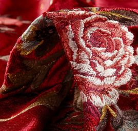 Samet s barokní květinovou výšivkou červený
