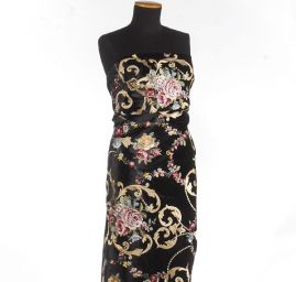 Samet s barokní květinovou výšivkou černý