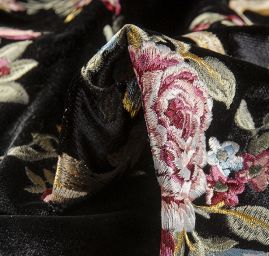 Samet s barokní květinovou výšivkou černý