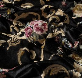 Samet s barokní květinovou výšivkou černý