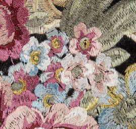 Samet s barokní květinovou výšivkou černý