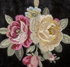 Samet s barokní květinovou výšivkou černý