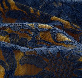 Jemná krajka s plastickou výšivkou tm. modrá