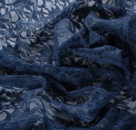 Jemná krajka s plastickou výšivkou tm. modrá