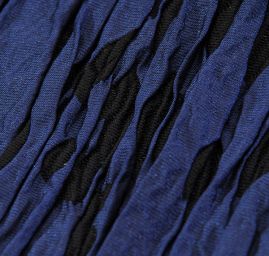 Látka kupón dva tvarované kraje černo/modrá